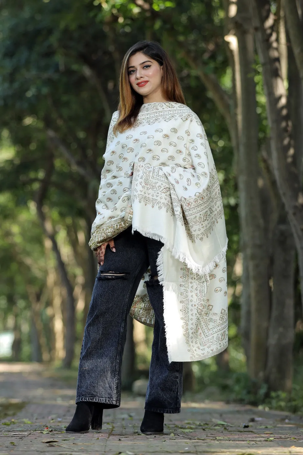 WHITE COLOUR SHAWL WITH ZARI & KANI WORK DEFINES ROYAL AND LUXURIOUS EXTREMELY COMFORTABLE FOR ALL EVENTS