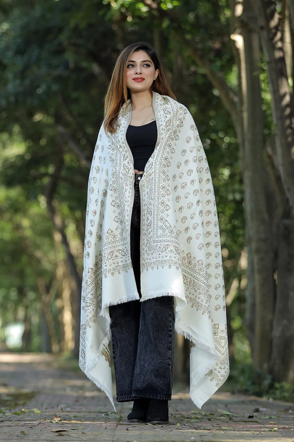 WHITE COLOUR SHAWL WITH ZARI & KANI WORK DEFINES ROYAL AND LUXURIOUS EXTREMELY COMFORTABLE FOR ALL EVENTS