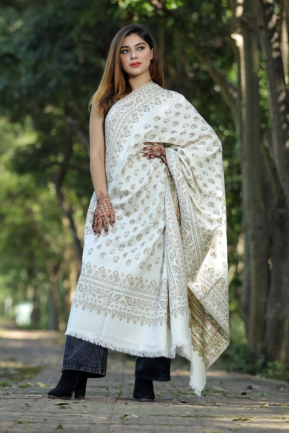 WHITE COLOUR SHAWL WITH ZARI & KANI WORK DEFINES ROYAL AND LUXURIOUS EXTREMELY COMFORTABLE FOR ALL EVENTS